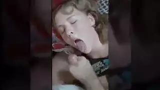 جلسة رضاعة الزب: عمل فم العاهرة في بورن قوي