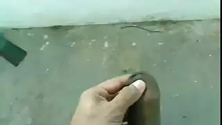 استمناء علني في الطريق العام ونافورة منوي كثيفة لفتاة تشاهد