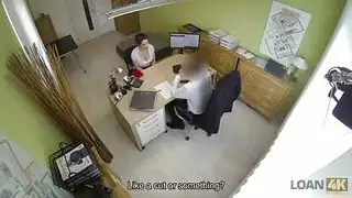 جلسة شرجية في الشركة: موظفة ذات أثداء كبيرة تقوم بمشهد إباحي مدفوع وقاسي