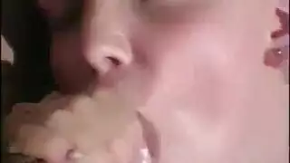 جنس فموي ساخن: تمص قضيبي المنتصب بمهارة المحترفين