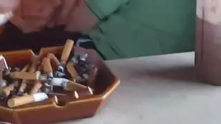 استمناء مراهقة: تدليك كسيها الضيق بشدة في الخارج