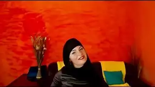 فتاة مسلمة مشاغبة تظهر فرجها في عرض كاميرا