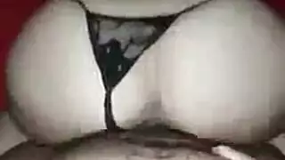 فعل محرم مع القريبة: شرج عنيف مع فاتنة عربية مطلقة