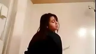 إغراء حارق: فتاة تتباهى بكسها وطيزها المثاليين في بورن هاردكور