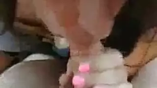 مشهد إباحي صريح: حبيبتان، أليسا في دانتيل، تشاركان قضيبًا كبيرًا