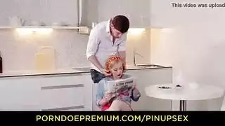 خضوع الأخت الزوجية: ضربات قاسية على طاولة المطبخ