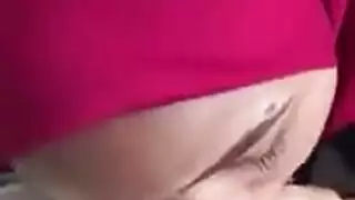 آسيوية ساخنة تمص بقوة قضيب خليجي كبير