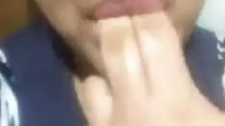 فتاة يائسة تريد قضيباً صلباً في فرجها وثدييها المثاليين