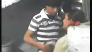 سر الجارة: نيك عنيف تحت السلالم