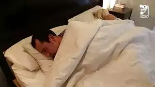 دخول خلفي عميق: ضرب مؤخرتها الضيقة وهي تتظاهر بالنوم