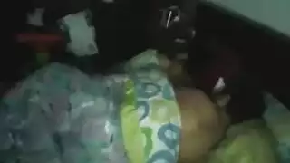 حركة قاسية في غرفة النوم: فتاة سمراء تتعرض للضرب القاسي