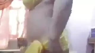 رقص عاهرات عاريات بشكل جامح في شقة دعارة