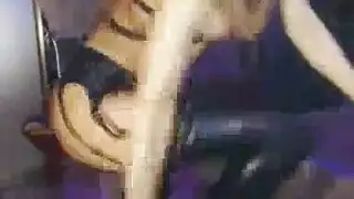 مشهد منفرد صريح: فتاة سمراء مراهقة تتعرى تمامًا وتتمتع