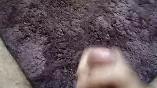 فيديو استمناء مشعر غير مختون مع نهاية متفجرة تُبلل السجادة