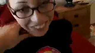 جلسة تدليك بأربع أيدي حسية تتحول إلى مثلية جنسية ثلاثية صريحة