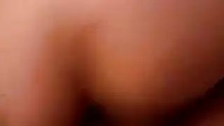 فتاة خجولة تطلب من صديقتها إدخال أصابعها في فتحة شرجها الضيقة