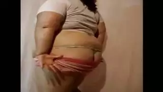 معدومة المال ومستعدة للإباحية