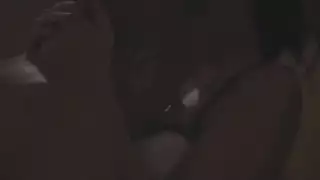 مقطع مغربي صريح: جنس ثلاثي وتدفق السوائل