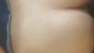 جنس مثلية قاسي: فتاة مسيطرة تقذف مؤخرة وفرج الأم السمراء