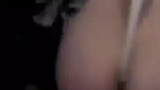 ساحقتان شقراوتان تفركان بظورهما قبل مشاركة قضيب معًا