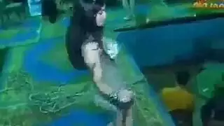 فتاة مثيرة تتعرى وتتلفظ بأقوال جنسية فاحشة