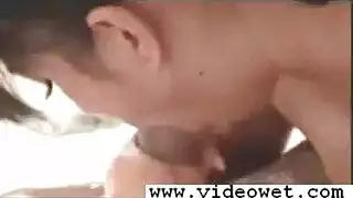 مراهقة ساذجة تنتج محتوى عريان فردي صريح