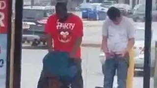 جنس عرقي صريح: احتفال جنسي في محطة الباص