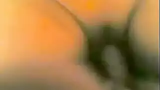 أنجي المطيعة تصرخ بينما يملأ السائل المنوي مهبلها