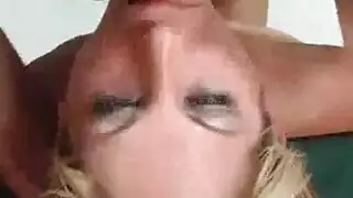 مذهلة في سن المراهقة إعطاء الرأس معها بونر منفرد