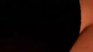 حلوة مدبوغة تلعب بشقها الرطب بأمس الحاجة للضرب