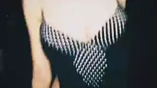 لعب أثداء مراهقة مع فتاة ممتلئة الجسم في مشهد إباحي كامل