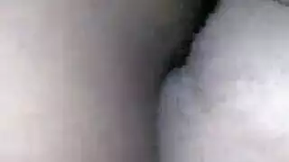 فتاة سمراء تحصل على تدليك شهواني يتحول إلى إباحية مكثفة في صالون التدليك