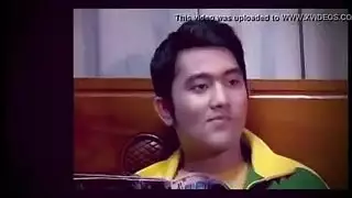 فتاة نوبيان مع نظارات العملاقة هي ركوب أصابعها بينما أصدق صديقها بالإصبع كس الرطب