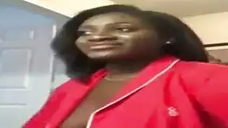 مشهد استمناء ساخن: بلوغ النشوة في ملابسها الداخلية الوردية أمام المرآة