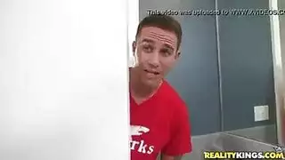 الكسيس فوكس يئن من المتعة بينما حبيبتها سخيف كس لها، واحدة تلو الأخرى