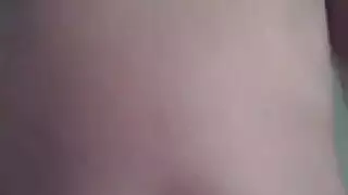 ساتومي محاصرة وتتلقى خدمة من مجموعة قضبان سوداء كبيرة