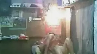 نكاح جماعي تحت السلم: البواب وأصدقاؤه يستغلون فتحات المطلقة