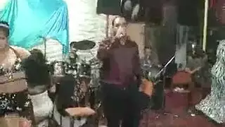 رقص شعبي إباحي: بنات ساخنات يهززن مؤخراتهن المغرية بقوة