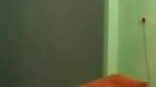 هندية مثارة ترتدي حمالة صدر سوداء شبكية تئن من فعل الهزاز