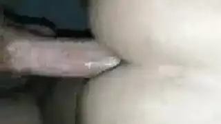 الرجل المفتول العضلات يأخذ عصا بيسبول عميقاً في فتحته