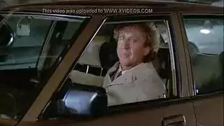 امرأتان ورجل واحد: علاقة ثلاثية في غرفة المعيشة تصبح جامحة ومبتلة