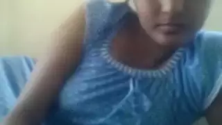 يزت لبنى في فمها وتتقزز