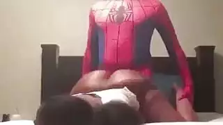 تدفق الحليب الطازج من حلمتيها المثيرة