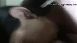 مراهقة نحيفة ذات حلمات داكنة تمارس الجنس بعمق باستخدام قضيب أبيض