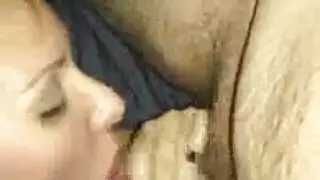 سمراء هواة مع وشم قط تلاعب برجلها قبل ممارسة جنس عنيف