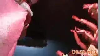 استحمام شمسي عاري وحقن بروتين دسم