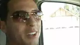 إباحي صعب: مثلية جنسية مع صقارة وطائرها