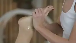 ضعف المتعة: اثنتان من الساخنات في عبادة مثيرة للثديين