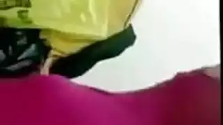 استربتيزر مثارة ذات أثداء طبيعية تلعب بكسيها على المسرح